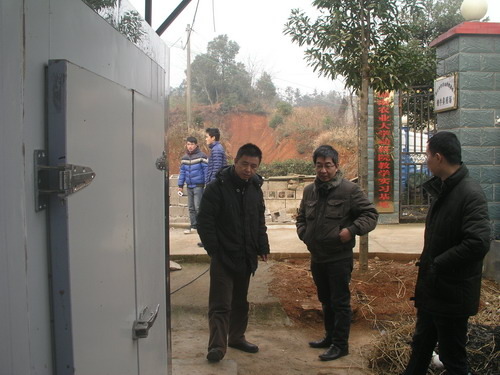 Xuezhao SUN博士（中）与谭支良研究员（左）等讨论奶牛呼吸代谢室的运行状况